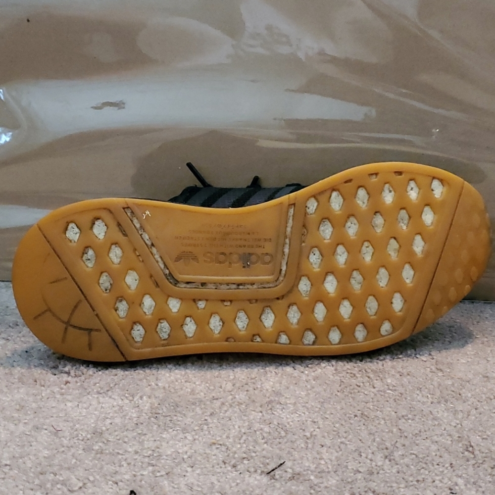 NMD R1 BLACK GUM - Picture 10 of 10